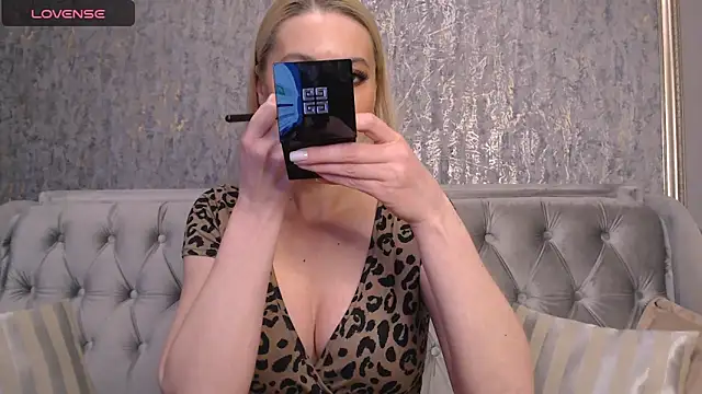 Snapshot of BlondieStar chatting on November 9, 2025, 12:58 am BlondieStar online show from November 9, 2025, 12:58 am