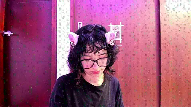 Snapshot of _Lunnaa_ chatting on November 7, 2025, 12:26 am Lunnaa online show from November 7, 2025, 12:26 am