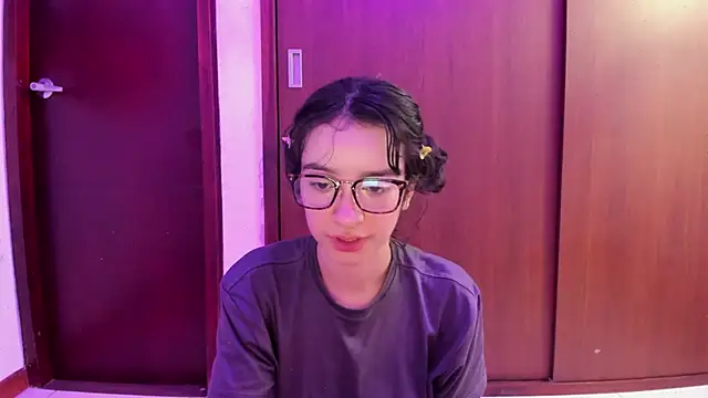 Snapshot of _Lunnaa_ chatting on February 24, 2025, 4:49 am Lunnaa online show from February 24, 2025, 4:49 am