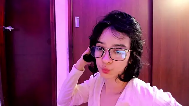 Snapshot of _Lunnaa_ chatting on January 1, 2025, 6:05 am Lunnaa online show from January 1, 2025, 6:05 am