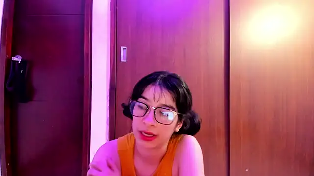 Snapshot of _Lunnaa_ chatting on December 17, 2024, 5:51 am Lunnaa online show from December 17, 2024, 5:51 am