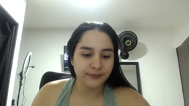 Snapshot of Mavie_roses chatting on October 12, 2025, 11:06 pm Mavie roses online show from October 12, 2025, 11:06 pm