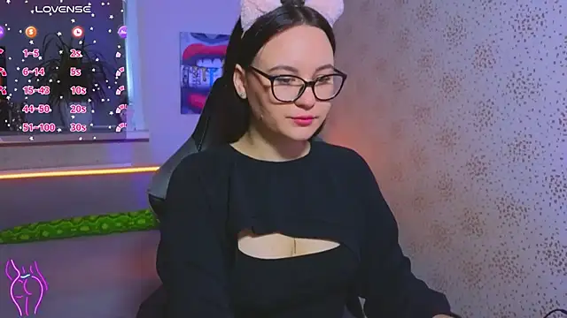 EsterLogan online show from September 30, 2025, 10:43 am