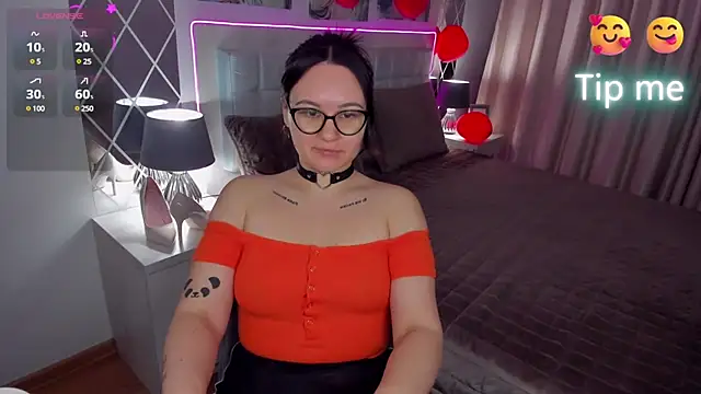 EsterLogan online show from March 4, 2025, 9:07 am