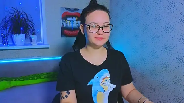 EsterLogan online show from November 22, 2025, 6:45 am