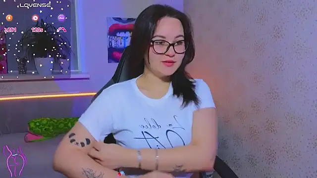 EsterLogan online show from October 19, 2025, 8:50 am