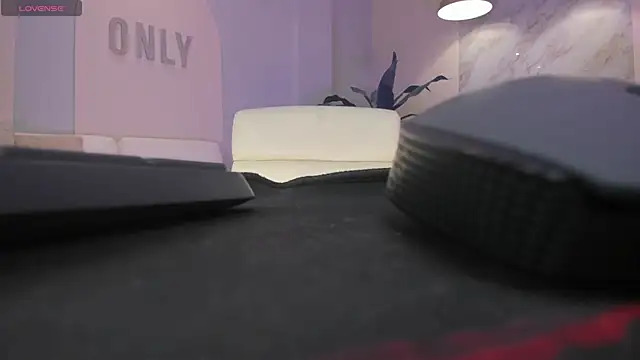 NiaHolland online show from December 14, 2025, 6:13 pm