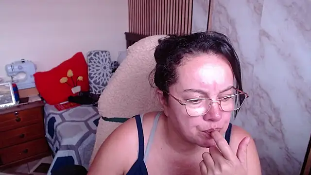 Sonialorens  online show from February 13, 2026, 8:20 pm