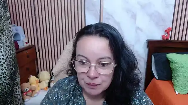 Sonialorens  online show from October 9, 2025, 3:12 pm