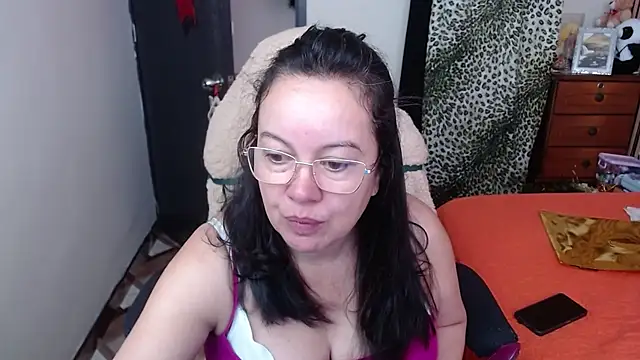 Sonialorens  online show from November 30, 2025, 12:28 pm