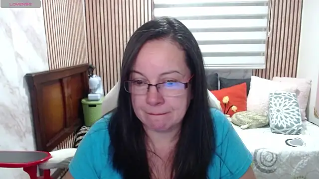 Sonialorens  online show from June 4, 2026, 9:30 pm