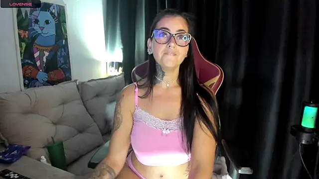 Snapshot of LauraColour chatting on February 10, 2026, 11:59 pm LauraColour online show from February 10, 2026, 11:59 pm