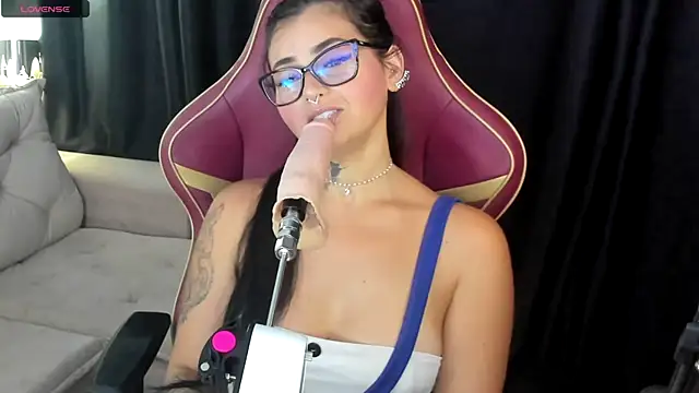 Snapshot of LauraColour chatting on February 5, 2026, 11:55 pm LauraColour online show from February 5, 2026, 11:55 pm