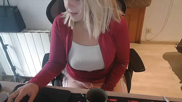 Snapshot of bekka__ chatting on October 13, 2025, 8:27 am bekka online show from October 13, 2025, 8:27 am