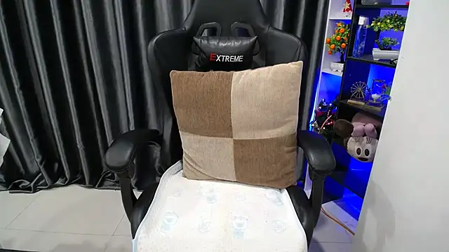 Yuki-yio online show from October 4, 2025, 1:18 am