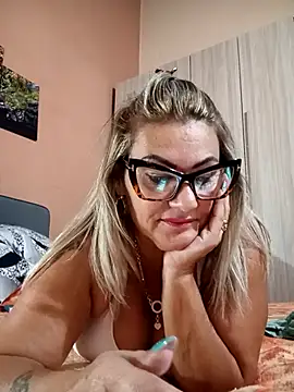 Snapshot of CRHYSTEL chatting on October 16, 2025, 6:32 am CRHYSTEL online show from October 16, 2025, 6:32 am