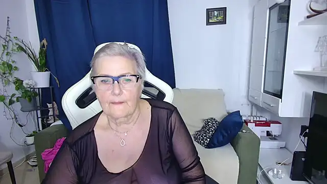 Selenna57 online show from April 18, 2026, 5:26 pm