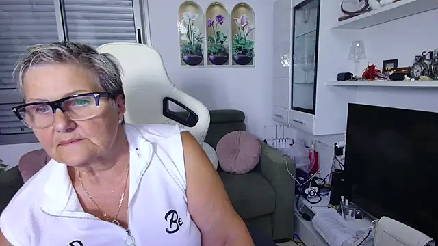 Snapshot of Selenna57 chatting on July 28, 2026, 5:34 pm Selenna57 online show from July 28, 2026, 5:34 pm