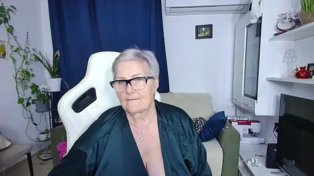 Selenna57 online show from April 18, 2026, 7:07 pm