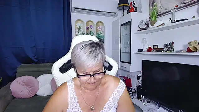 Snapshot of Selenna57 chatting on July 29, 2026, 5:23 pm Selenna57 online show from July 29, 2026, 5:23 pm