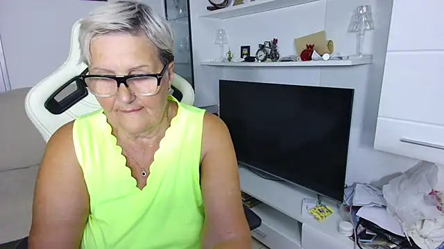 Snapshot of Selenna57 chatting on July 5, 2026, 5:42 pm Selenna57 online show from July 5, 2026, 5:42 pm