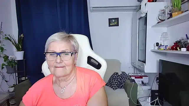 Selenna57 online show from April 7, 2026, 5:37 pm