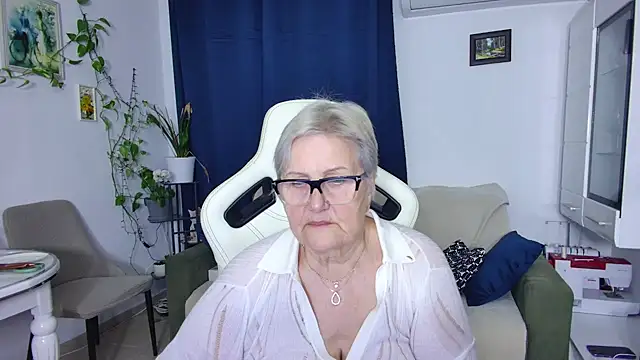 Selenna57 online show from April 15, 2026, 5:39 pm