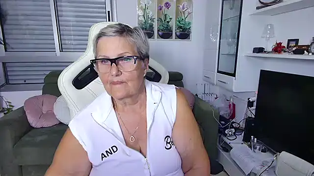 Snapshot of Selenna57 chatting on July 28, 2026, 6:20 pm Selenna57 online show from July 28, 2026, 6:20 pm