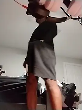 Makeyoucumallover online show from December 1, 2025, 4:13 am