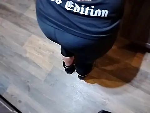 Makeyoucumallover online show from October 28, 2025, 10:03 am