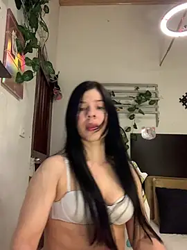 Snapshot of Estefani_32 chatting on February 23, 2026, 12:56 am Estefani 32 online show from February 23, 2026, 12:56 am