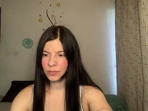 Snapshot of Estefani_32 chatting on February 1, 2026, 9:24 pm Estefani 32 online show from February 1, 2026, 9:24 pm