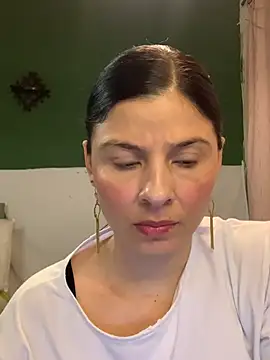 Snapshot of Estefani_32 chatting on February 13, 2026, 8:31 pm Estefani 32 online show from February 13, 2026, 8:31 pm