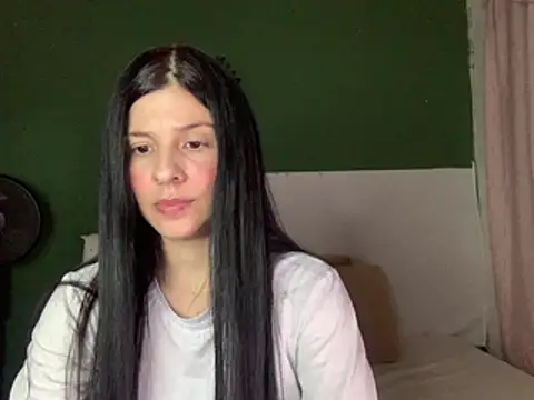 Snapshot of Estefani_32 chatting on February 6, 2026, 2:29 am Estefani 32 online show from February 6, 2026, 2:29 am