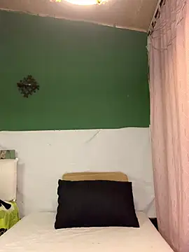 Snapshot of Estefani_32 chatting on February 11, 2026, 11:37 pm Estefani 32 online show from February 11, 2026, 11:37 pm