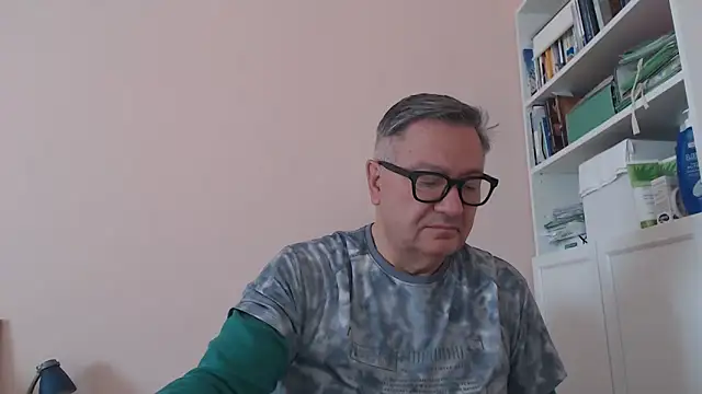 Snapshot of YOU6me chatting on May 18, 2026, 7:46 am YOU6me online show from May 18, 2026, 7:46 am