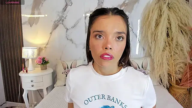 hannahill69 online show from April 10, 2026, 4:52 am