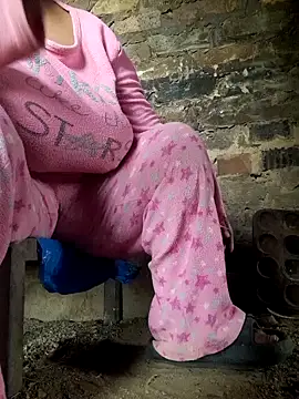 winterqueenx online show from March 15, 2026, 6:31 am