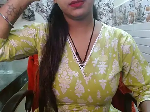 Snapshot of LovingPihu chatting on November 17, 2025, 5:33 am LovingPihu online show from November 17, 2025, 5:33 am