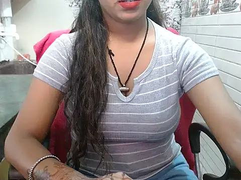 Snapshot of LovingPihu chatting on October 21, 2025, 5:40 am LovingPihu online show from October 21, 2025, 5:40 am