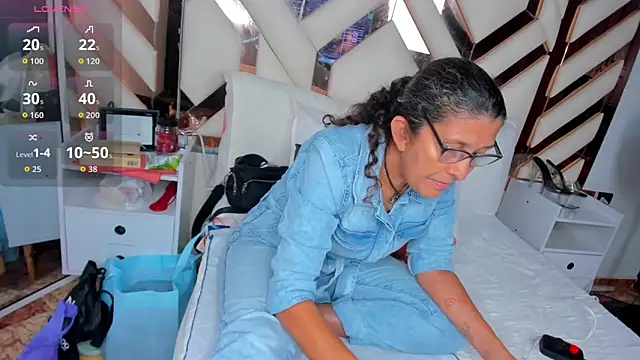 Snapshot of Keyla_Milf chatting on January 6, 2026, 2:37 am Keyla Milf online show from January 6, 2026, 2:37 am