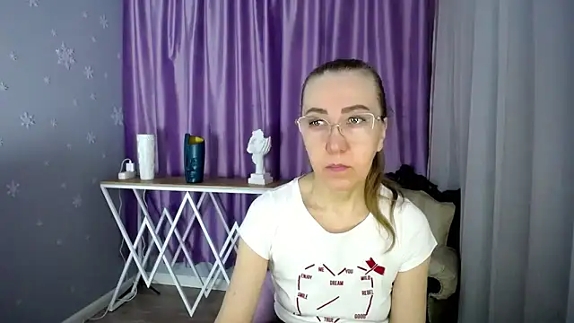 queen a n i online show from March 14, 2025, 6:42 am