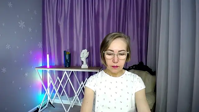 queen a n i online show from November 13, 2025, 9:02 am