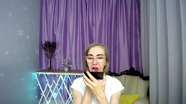 queen a n i online show from April 23, 2026, 9:49 am