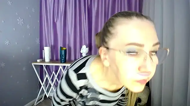 queen a n i online show from March 8, 2025, 11:58 am