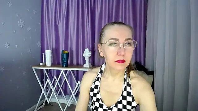 queen a n i online show from February 26, 2025, 9:01 am