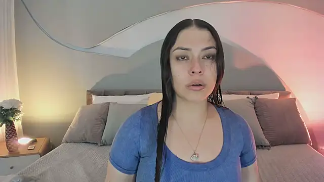 Nicolle W online show from November 3, 2025, 12:42 pm