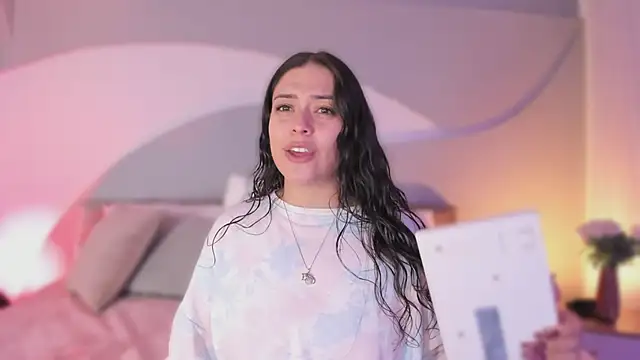 Nicolle W online show from September 17, 2025, 11:56 am