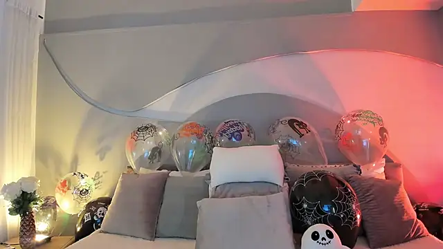 Nicolle W online show from October 16, 2025, 11:51 am