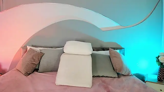 Nicolle W online show from September 23, 2025, 11:50 am